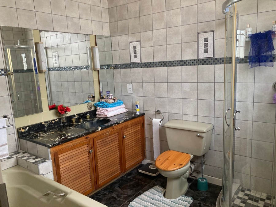 9 Bedroom Property for Sale in Dale View Eastern Cape